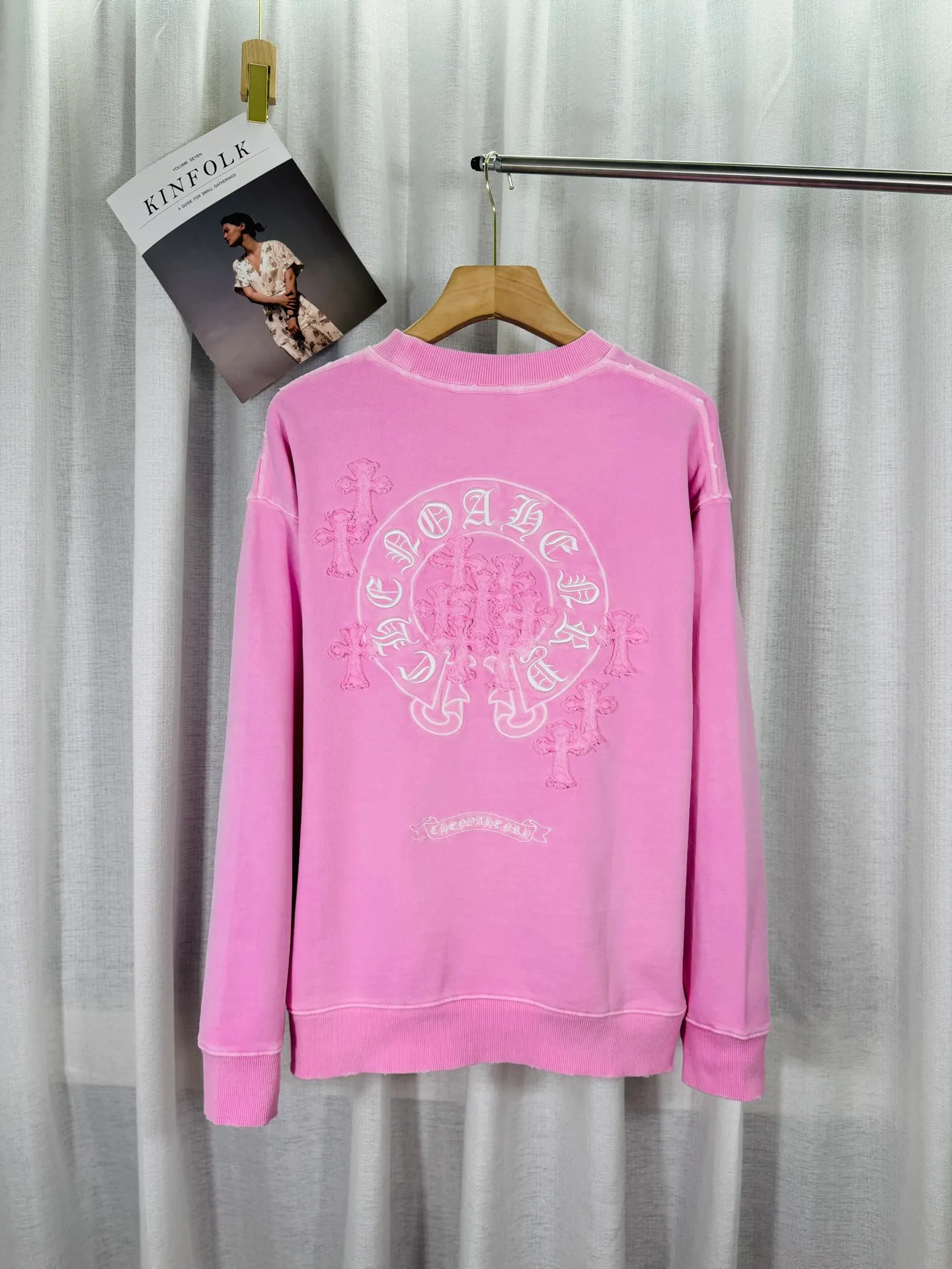 P280 top version, real shot without P, ​​different from market currency) 𝗖𝗵𝗿𝗼𝗺𝗲 𝗛𝗲𝗮𝗿𝘁𝘀/Cro Heart 2025 washed patch embroidery autumn and winter new original single counter American laser burnt 3D three-dimensional color embroidery couple casual sweatshirt 👑The highest version! Customized fabric 430g tripe terry fabric! American acid-washed and distressed original fabric laser burnt ✟appliqué embroidery and exquisite embroidery of letters! The best-selling model in the counter, very comfortable to wear. Accessories: original molded and authenticated collar label➕100% silk wash label. Genuine purchase-grade original hangtag➕matching hanging rope➕3D hanging beads➕original packaging bag. Craftsmanship: The original version has consistent wiring! The highest version of the armhole matching technique! Color: Pink Black Size: S M L XL Style No.: 9332